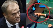 Donald Tusk zaliczył POWAŻNĄ WPADKĘ w Sejmie. Kamery zrobiły zbliżenie na ekran jego telefonu (WIDEO)