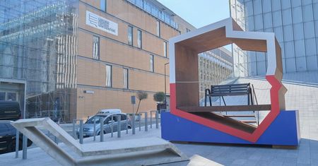 Ławka w kształcie Polski stanęła w Lublinie. Mieszkańcy mogą przyjść i zobaczyć, jak wygląda 100 tys. zł