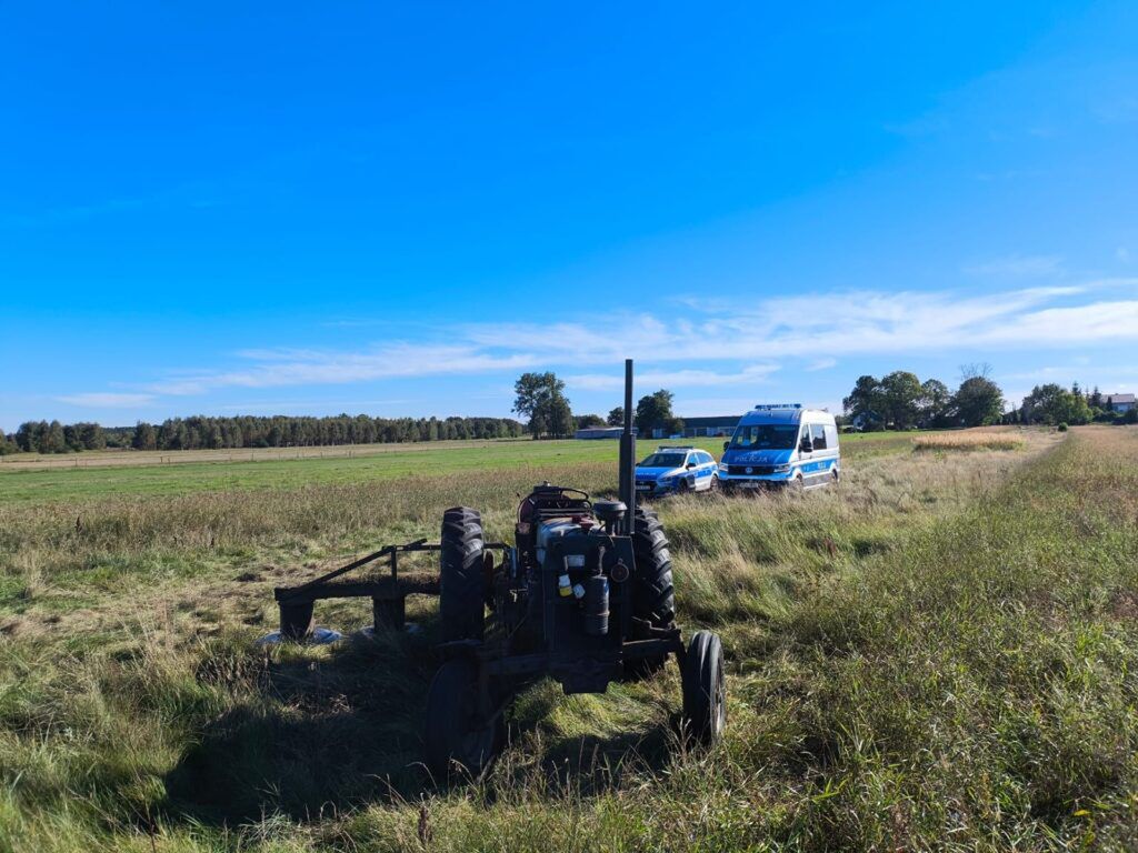 Karolinów: Wypadek podczas prac polowych. 91-latek trafił do szpitala