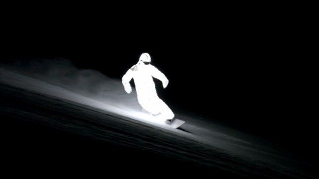 Nocna jazda na snowboardzie w LED-owym kostiumie wygląda niesamowicie [wideo] 1