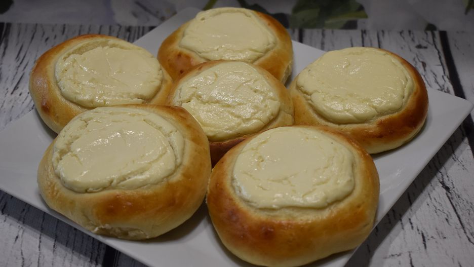 Domowe drożdżówki z serem. Mięciutkie i puszyste