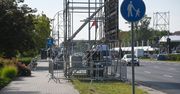 Warszawa: Kilometry bramek, metalowe konstrukcje i potężne nagłośnienie. Miasto szykuje się do piątkowej defilady