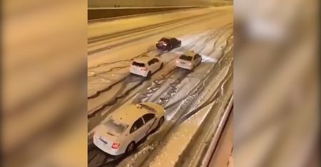 Śnieżyca zablokowała Madryt. Samochody utknęły na ulicy