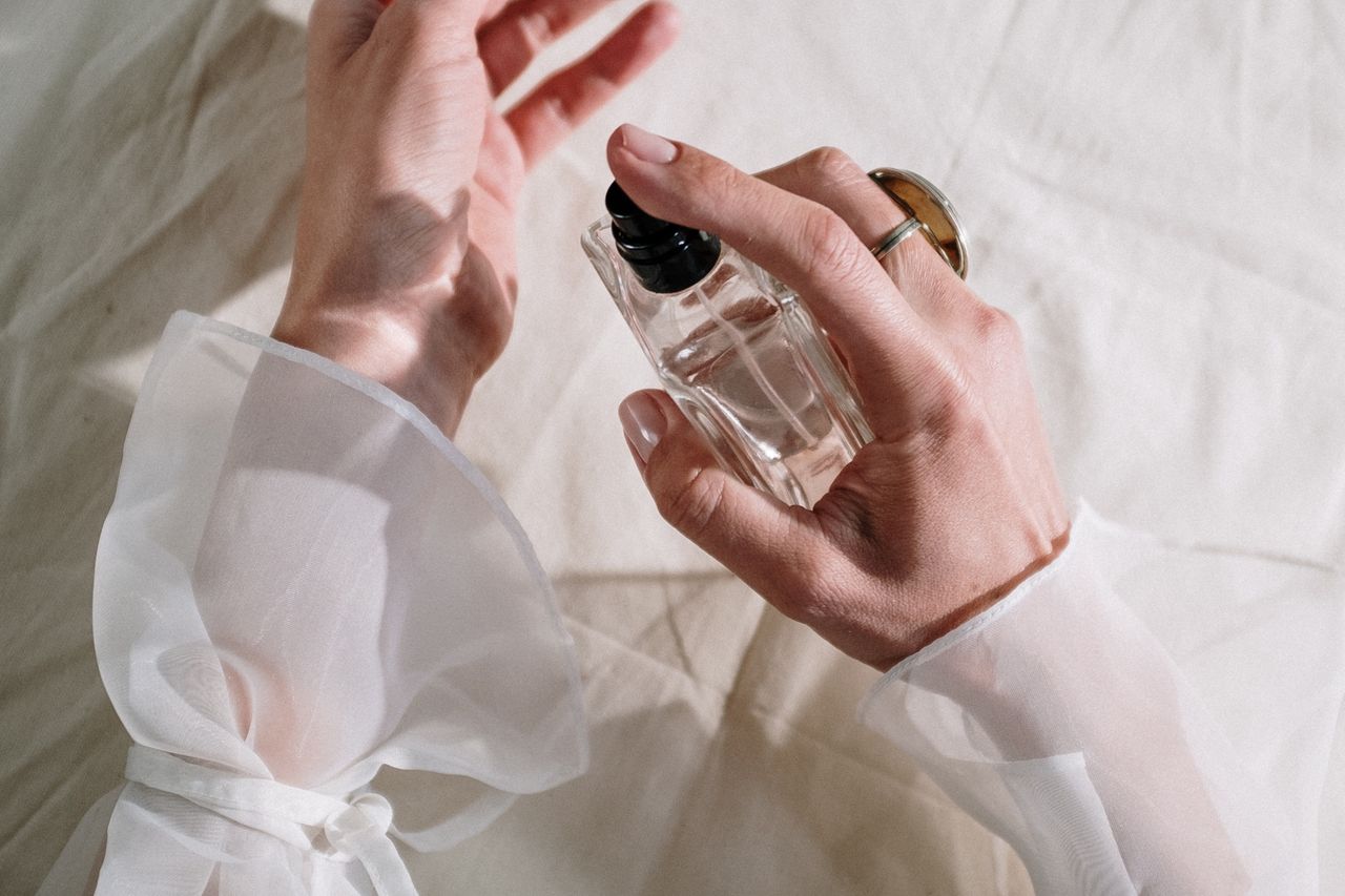 Ten trik pomoże utrwalić zapach perfum na dłużej. Będziesz żałować, że nie znałaś go wcześniej