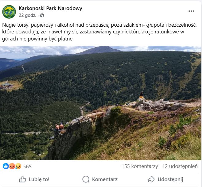 Karkonoski Park Narodowy publikuje zdjęcie turystów.