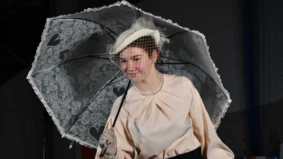 Jedna z modelek podczas pokazu mody na imprezie &#34;Pińczowskie Paryżanki na wybiegu&#34;. Hala sportowa przy ulicy Republiki Pińczowskiej, 30 listopada 2025.