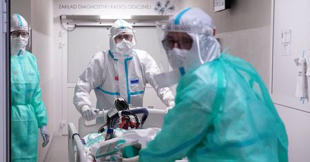 Koronawirus. W dramatycznym tempie kończą się miejsca dla chorych na COVID-19