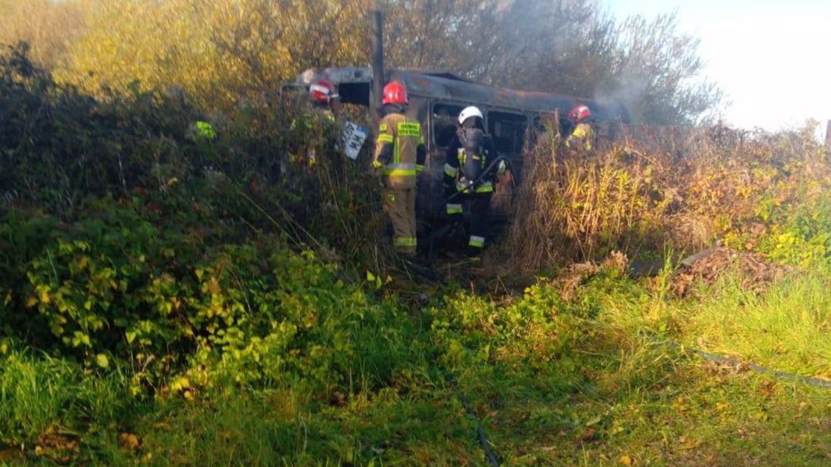 Zwłoki w spalonym aucie wojskowym