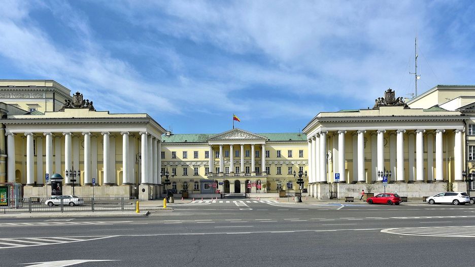 Warszawa. Radni stolicy minutą ciszy wyrazili solidarność ze wszystkimi ofiarami pandemii i złożyli podziękowanie walczącym z koronawirusem na pierwszym froncie