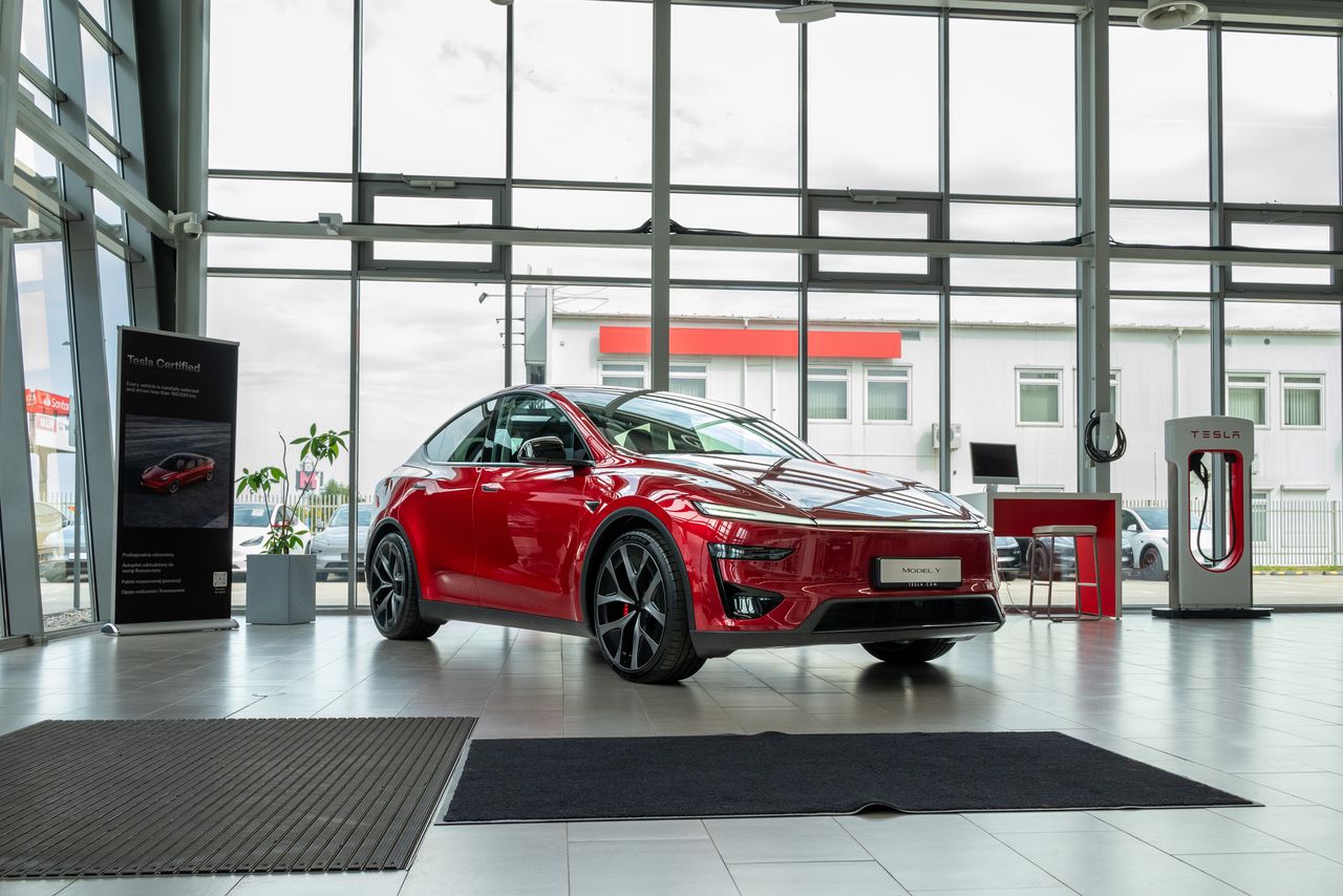 Tesla Model Y Performance wjechała do polskich salonów. "Telefony się urywają"