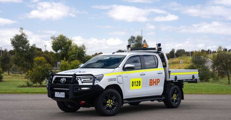 Rozpoczynają testy elektrycznego Hiluxa. Land Cruiser już się sprawdził