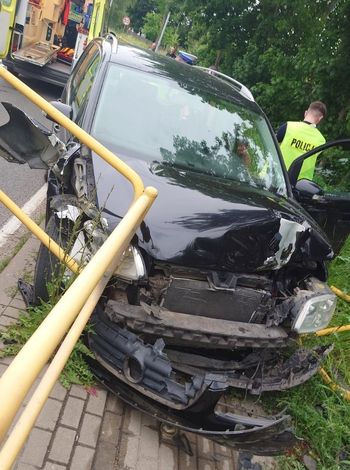 Tragiczny wypadek w gm. Pisz. Kierowca uderzył w przydrożne barierki