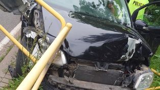 Tragiczny wypadek w gm. Pisz. Kierowca uderzył w przydrożne barierki