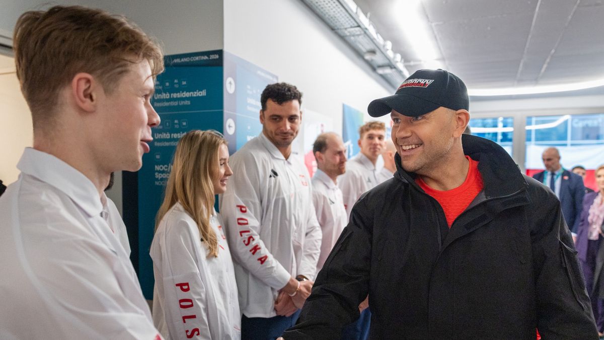 Karol Nawrocki w czapeczce z logo "Nowrocky" na spotkaniu z pols