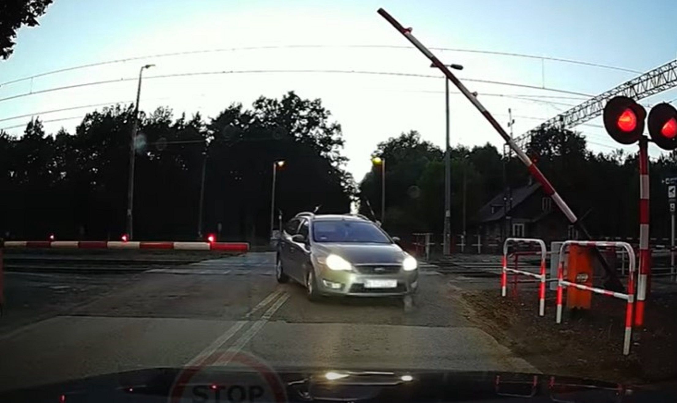Kierowcy pokonali opuszczone rogatki.