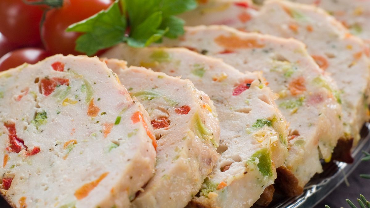 Delikatna pieczeń z indyka jest świetna na kanapki