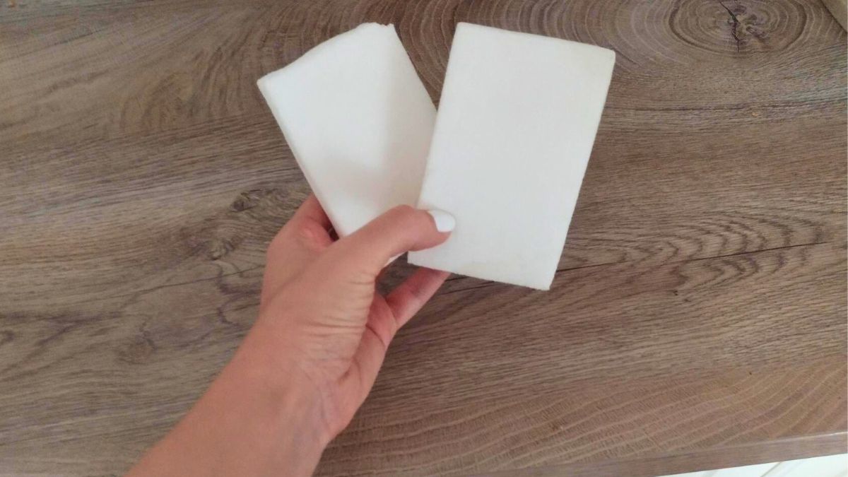 Kobieta trzyma w dłoni magiczne gąbki