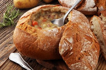 Żurek podaję w jadalnych miseczkach. Pyszne chlebki piekę sama