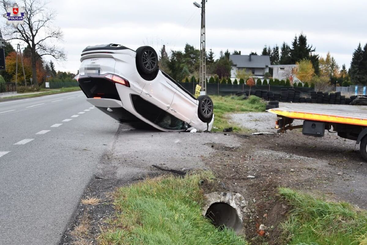 Ford leży na dachu