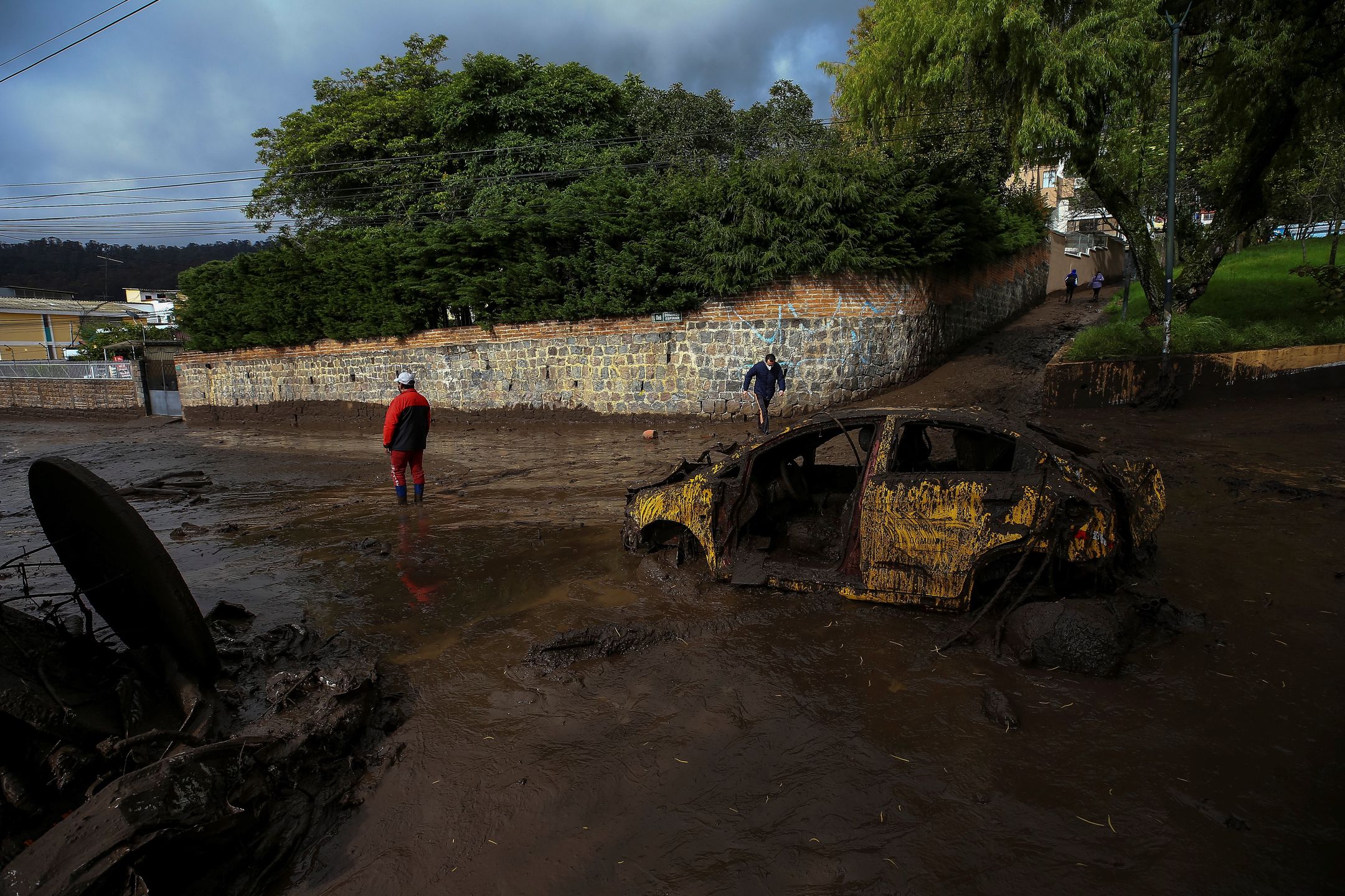 epa09721371 View of vehicles destroyed today on the mud caused by the rains of the previous day, which affected some neighborhoods in the west of the Ecuadorian capital in Quito, Ecuador, 01 February 2022. The number of people who died on 31 January rose to 18 after a flood that affected several neighborhoods in the west of the Ecuadorian capital, a city that was hit by a heavy downpour, with record rainfall, according to authorities.  EPA/JOSE JACOME 
Dostawca: PAP/EPA.