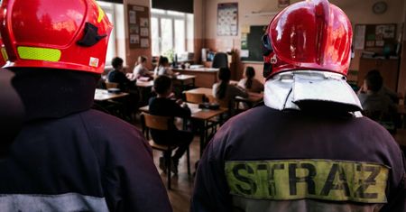 Po serii ataków polskie szkoły zamknięto na klucz. Strażacy ostrzegają dyrektorów
