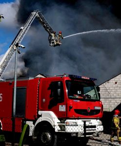 Pomorskie. Gęsty dym nad Krojantami. Pożar w zakładzie produkcji jachtów