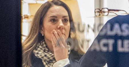 Pełna skupienia księżna Kate wybiera okulary w jednym z londyńskich salonów optycznych