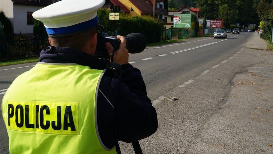 Gdy kierowcy orientują się, że przy drodze stoi policjant, jest już za późno