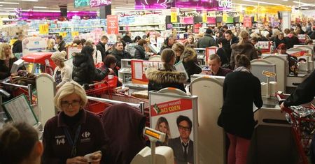 Pracownicy marketów i ich klienci