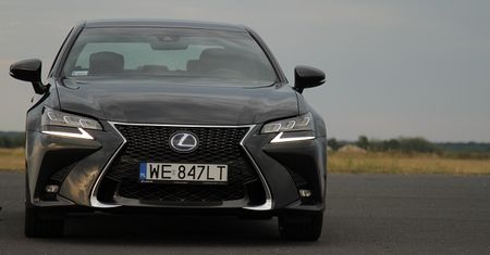 Hybrydowy Lexus GS 450h kontra elektryczna Tesla Model S