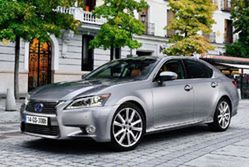 Lexus GS 300h uzupełnia ofertę