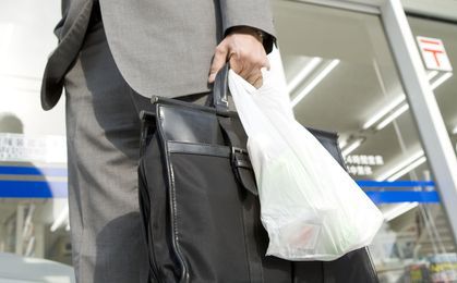 KE naciska na kraje w sprawie zużycia plastikowych torebek