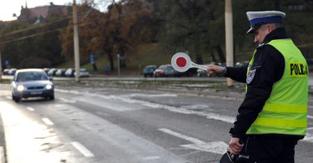 Uciekają przed biedą w policji
