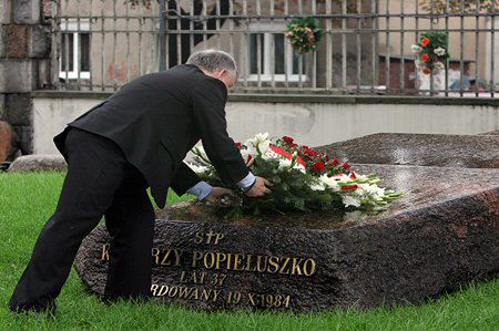 Premier złożył kwiaty na grobie ks. J. Popiełuszki