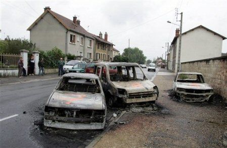 Zamieszki we Francji; 60 spalonych aut, 9 osób rannych