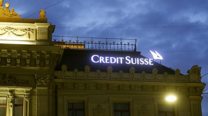 Credit Suisse osiąga najniższy poziom w historii po podwyższeniu oprocentowania depozytów w celu odwrócenia paniki bankowej