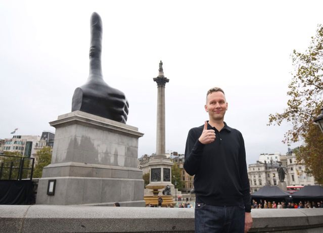 David Shrigley, autor rzeźby 'Really Good' na Trafalgar Square (fot. Philip Toscano - PAP/PA) 