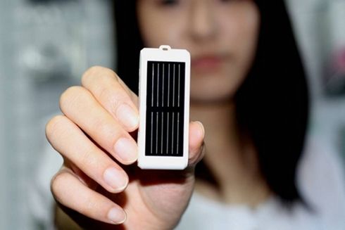Słoneczny pendrive ZyRUS z wbudowaną ładowarką