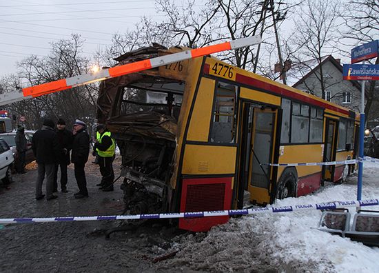Pociąg uderzył w autobus komunikacji miejskiej