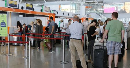 Skandal na Okęciu! Pracownicy okradali pasażerów