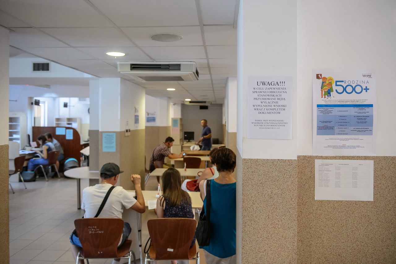 Na 500+ czekają miesiącami. Wiceminister rodziny odpowiada: "trudna sprawa"