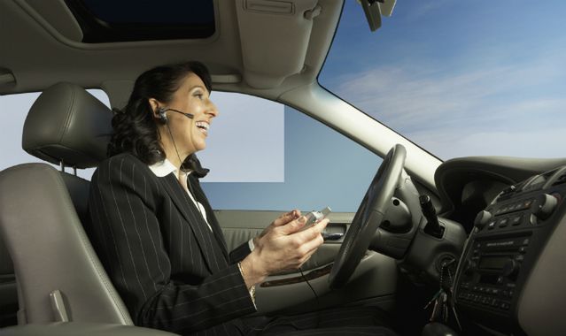 Rozmowy telefoniczne za kierownicą są niebezpieczne. Nawet z użyciem zestawów głośnomówiących