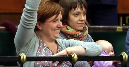Senat rozpoczął debatę nad ustawą o urlopie rodzicielskim