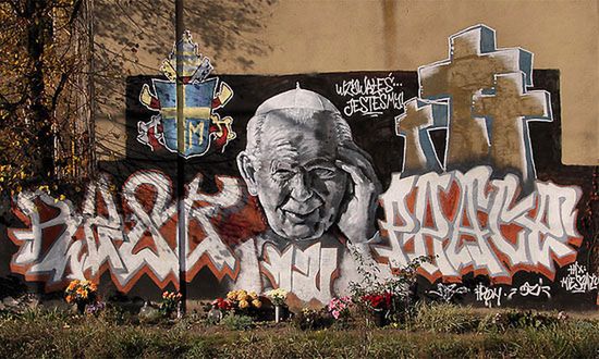 Breloczki i czapki zastąpią nam nauki Jana Pawła II?