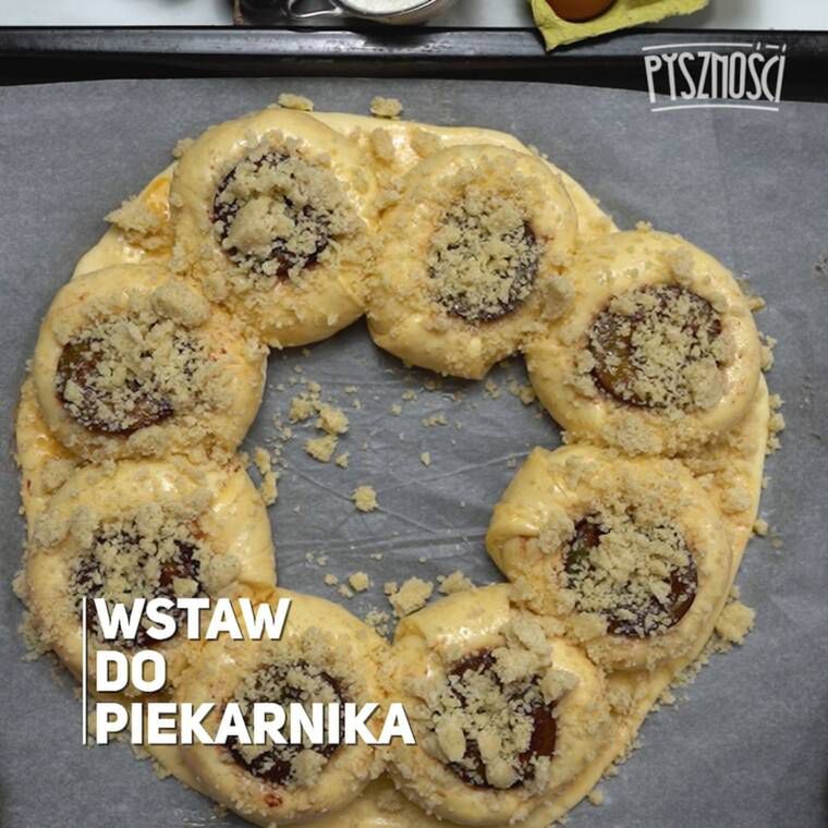 drożdżówki ze śliwką i kruszonką