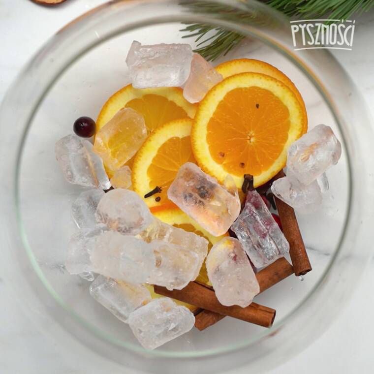 świąteczny poncz ze świeżych owoców