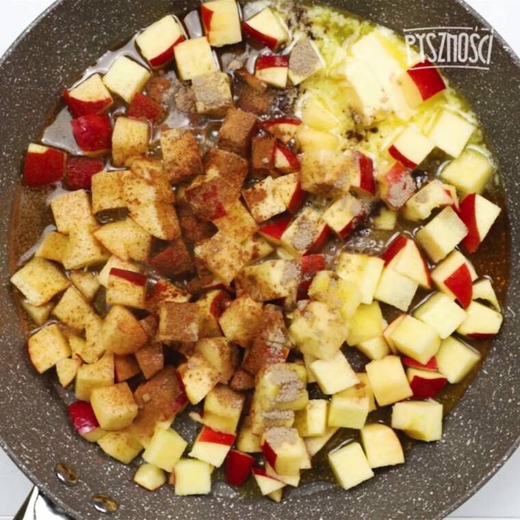 pancakes z karmelizowanymi jabłkami