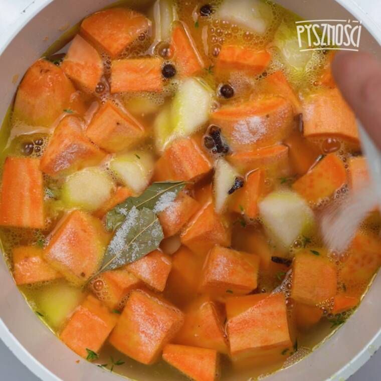 zupa krem z batatów z pieczoną gruszką
