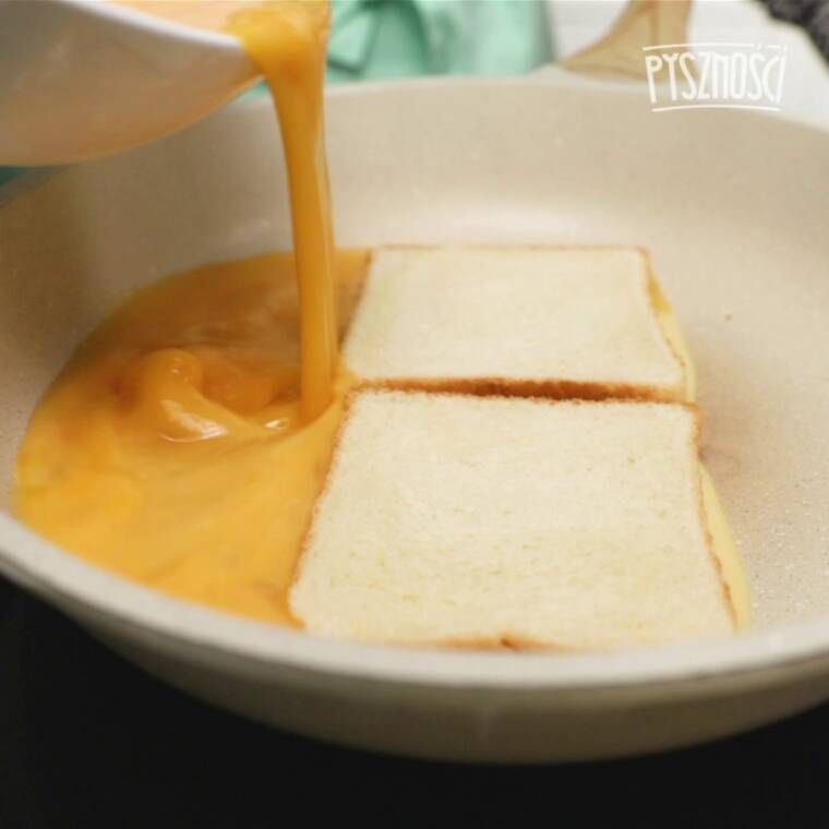 jajeczna kanapka z patelni