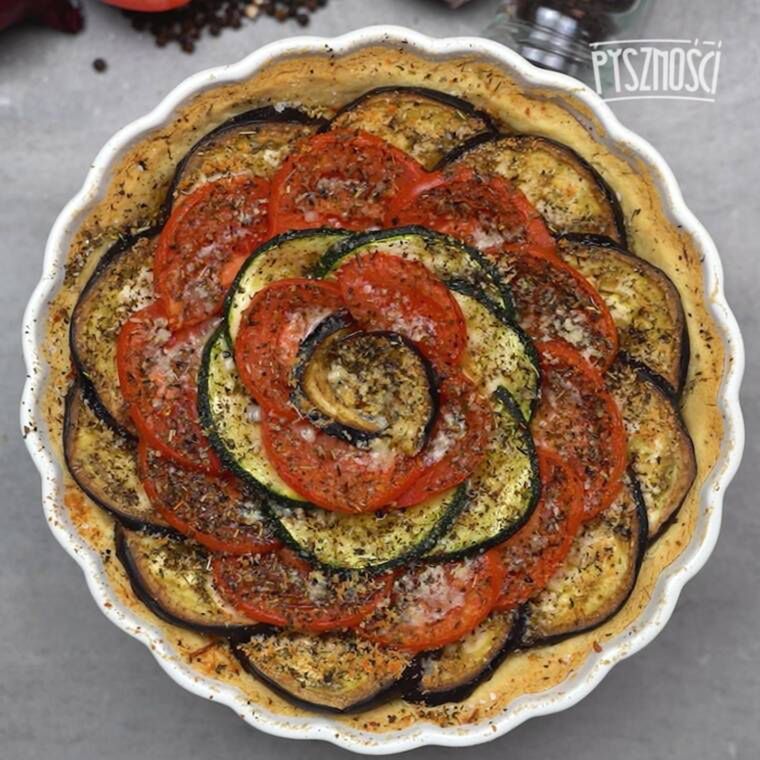 tarta z bakłażanem pomidorem i cukinią